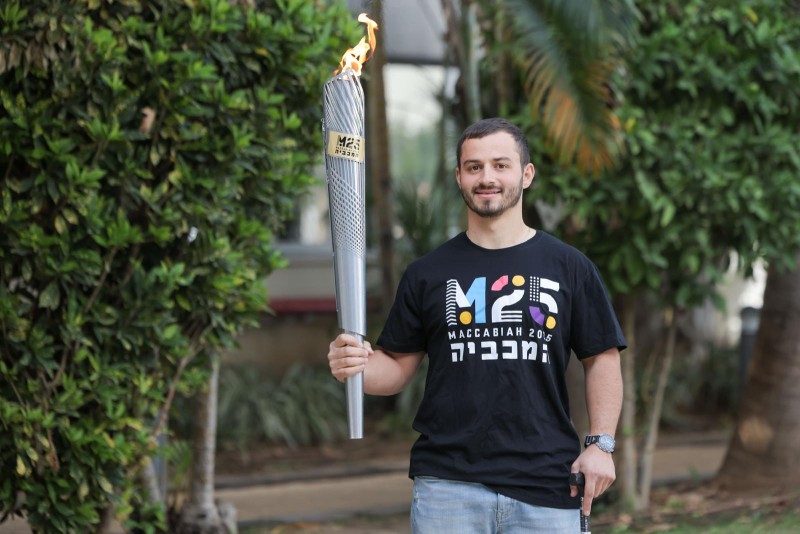 אביתר זיתוני על לפיד המכביה לרוחב