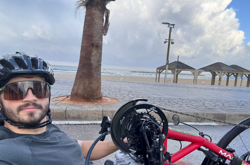 אביתר זיתוני רוכב על אופניים